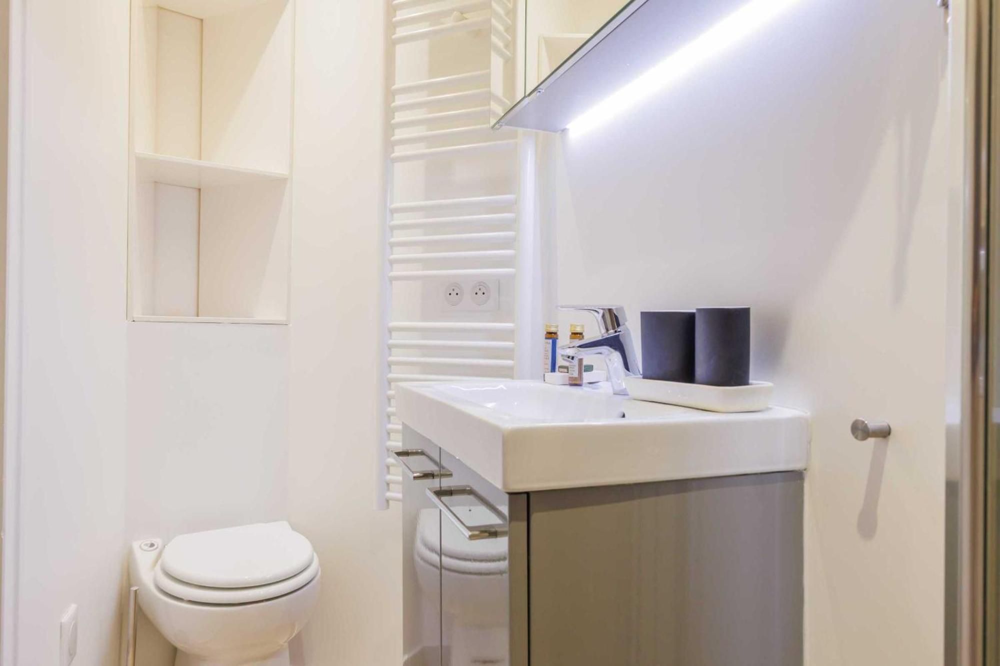 1 Bdr -4p 16th Near Trocadero *