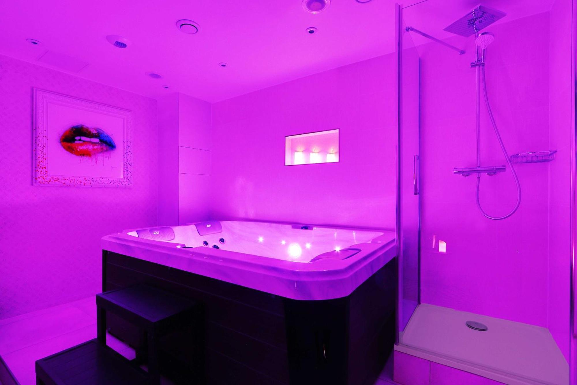Apartamento Intimate With Air Conditioner & Jacuzzi 2br 6p Montmartre