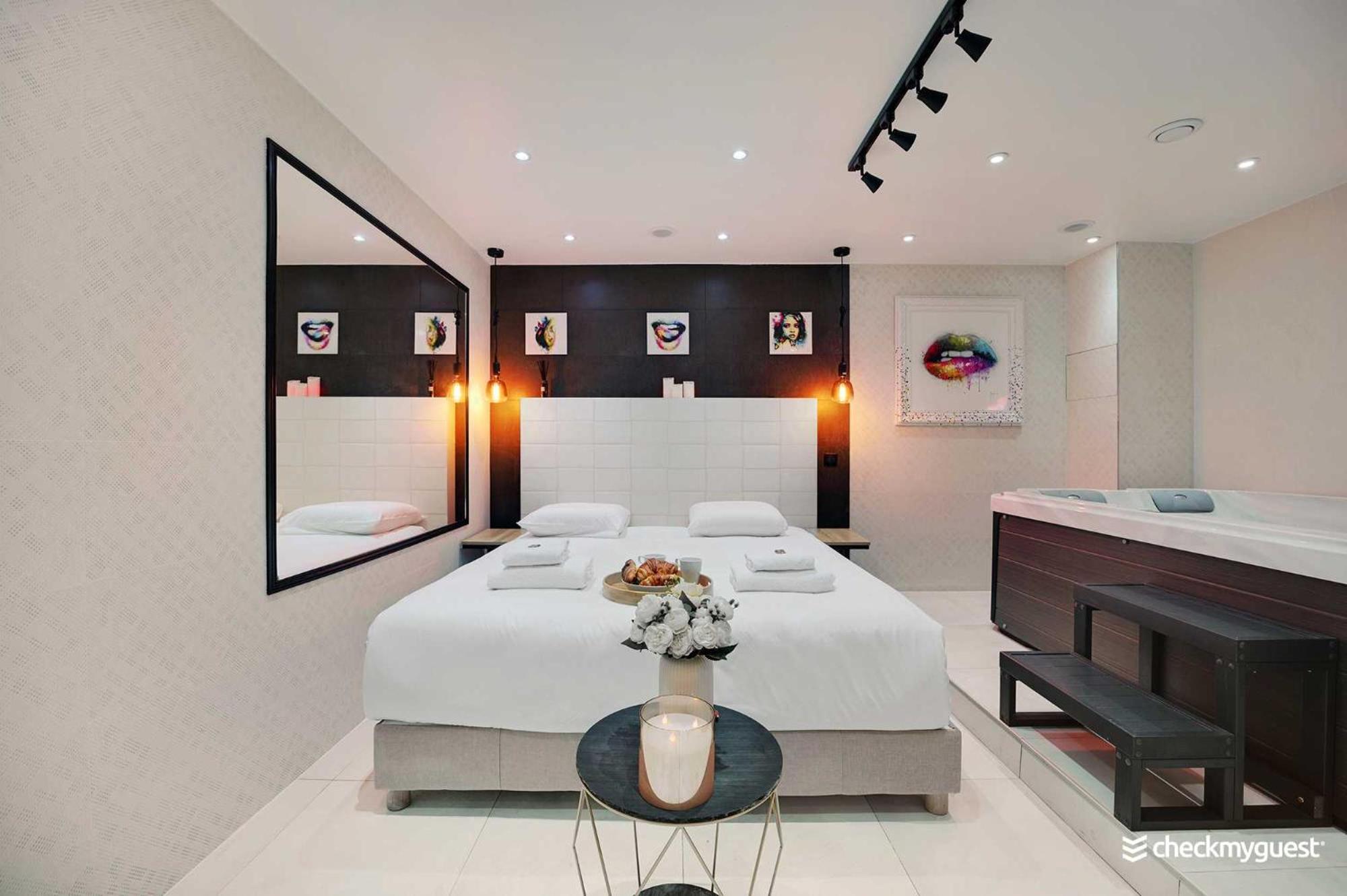 Intimate With Air Conditioner & Jacuzzi 2br 6p Montmartre Apartamento