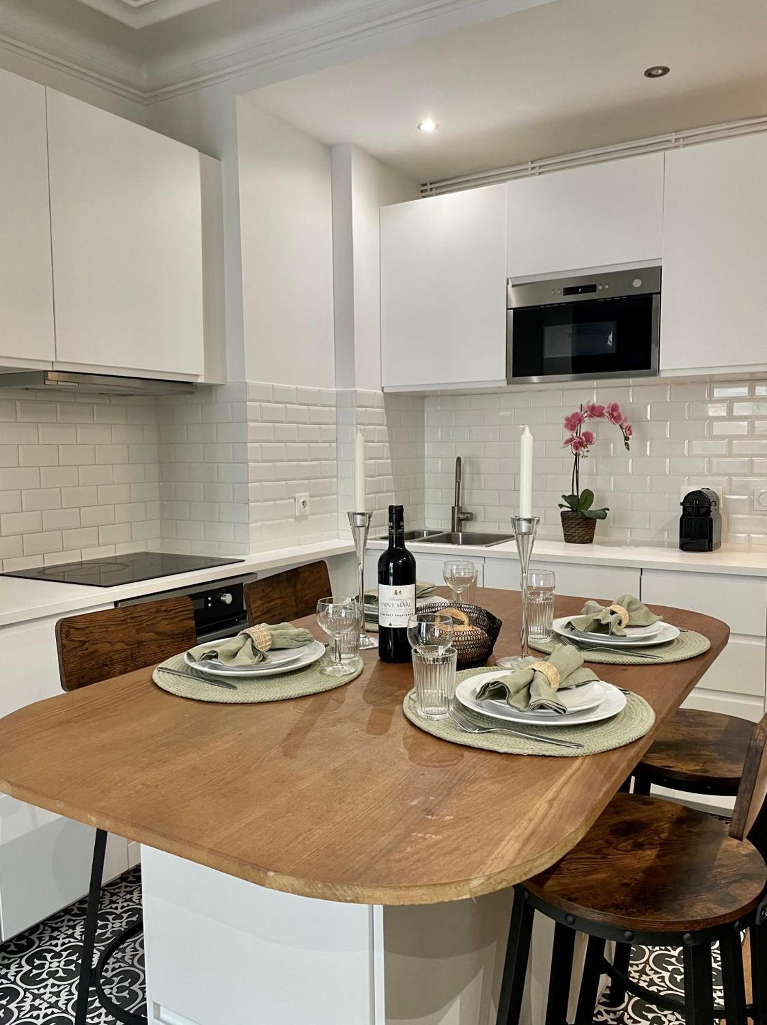 Apartment Eiffel Tower Stylish Retreat Paris
