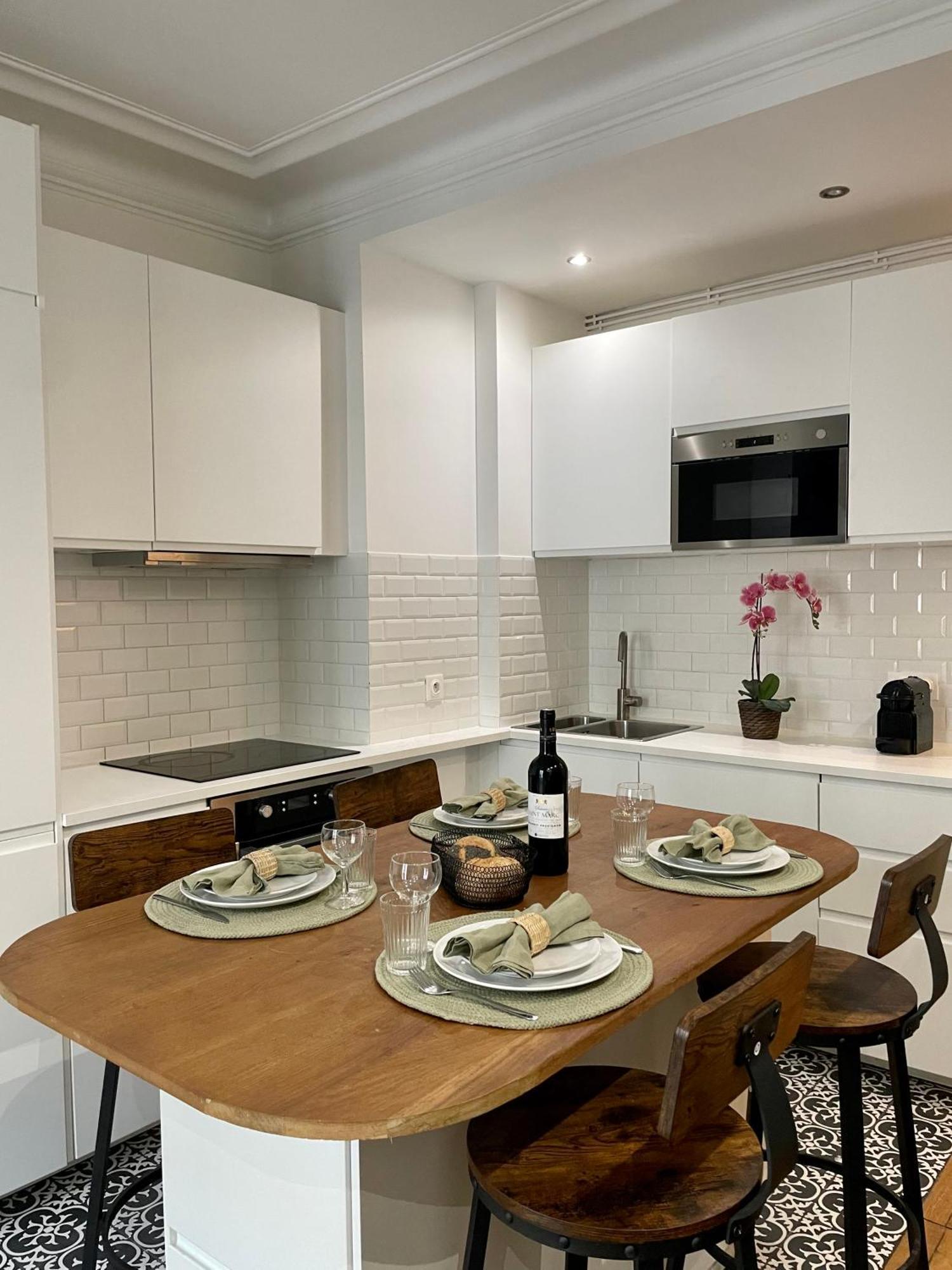 Eiffel Tower Stylish Retreat