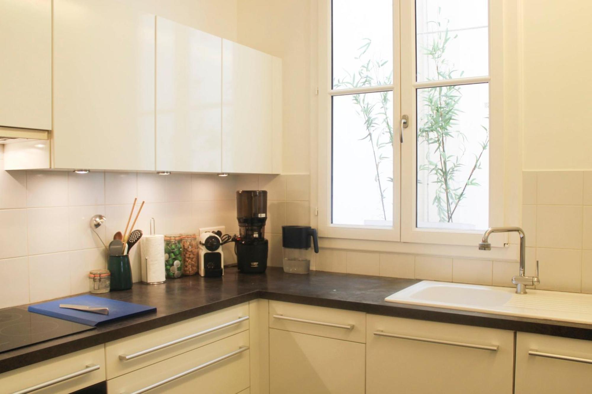 Charming 2-bedroom In The 16 Apartment