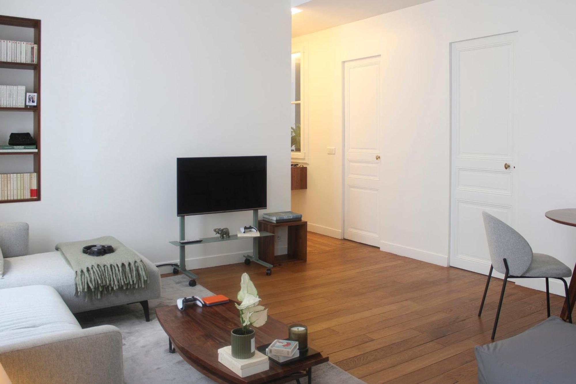 Charming 2-bedroom In The 16 Apartment *