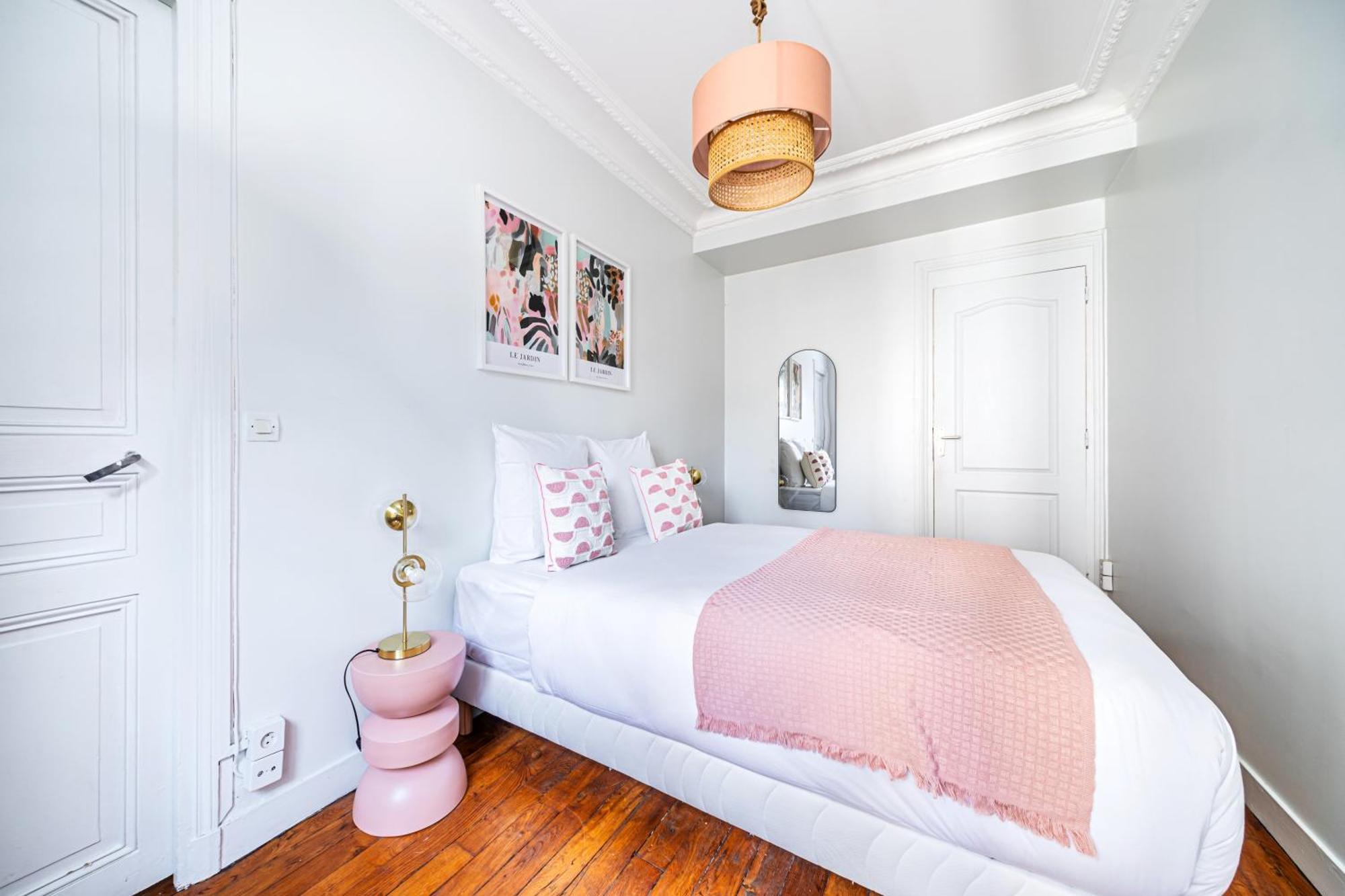 Blue And Pink Flat Next Montparnasse Apartment