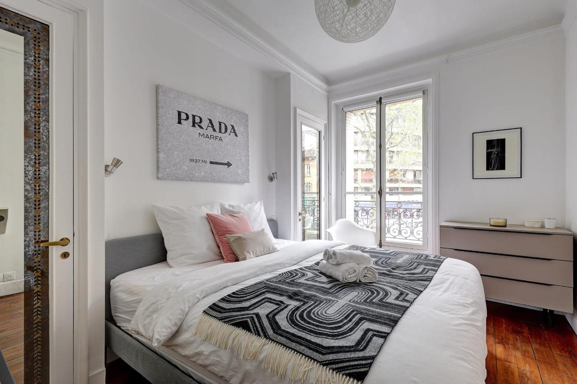 Eiffel Tower & Champ De Mars - 2br - Cityapartmentstay *