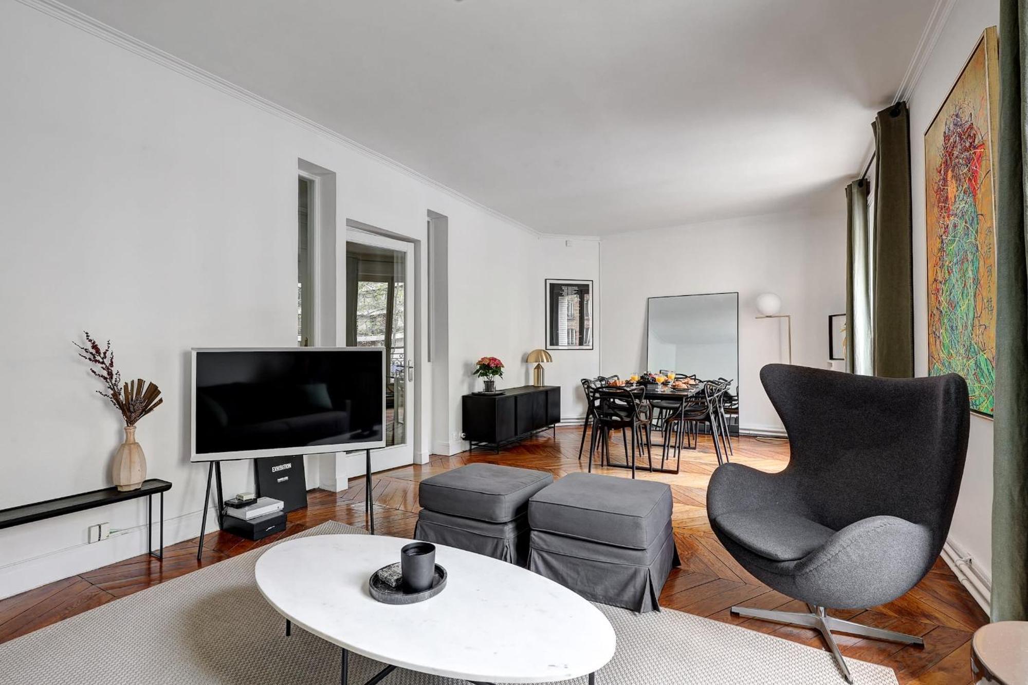 Eiffel Tower & Champ De Mars - 2br - Cityapartmentstay