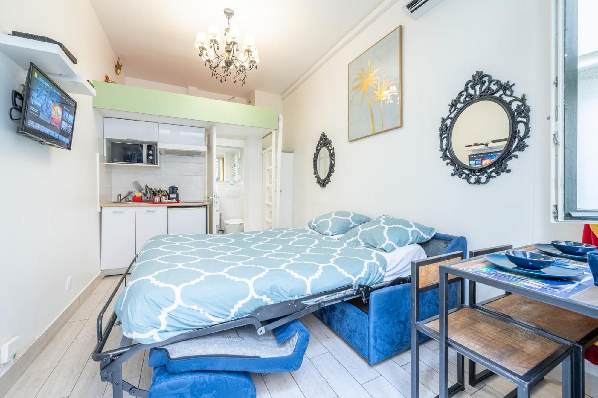 Little Boudoir Of Champs-elysées