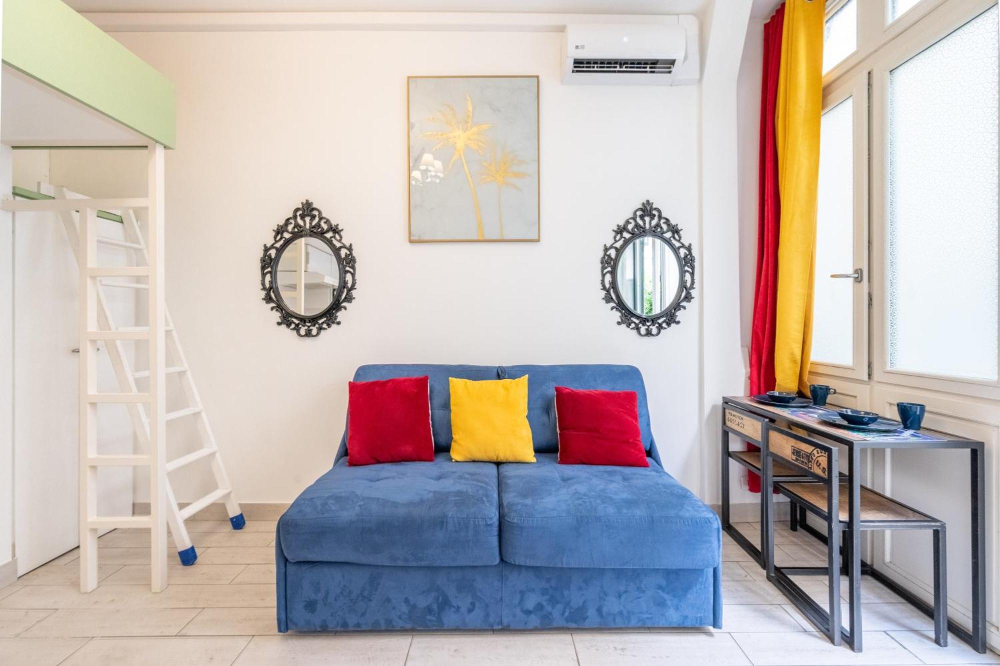 Little Boudoir Of Champs-elysées