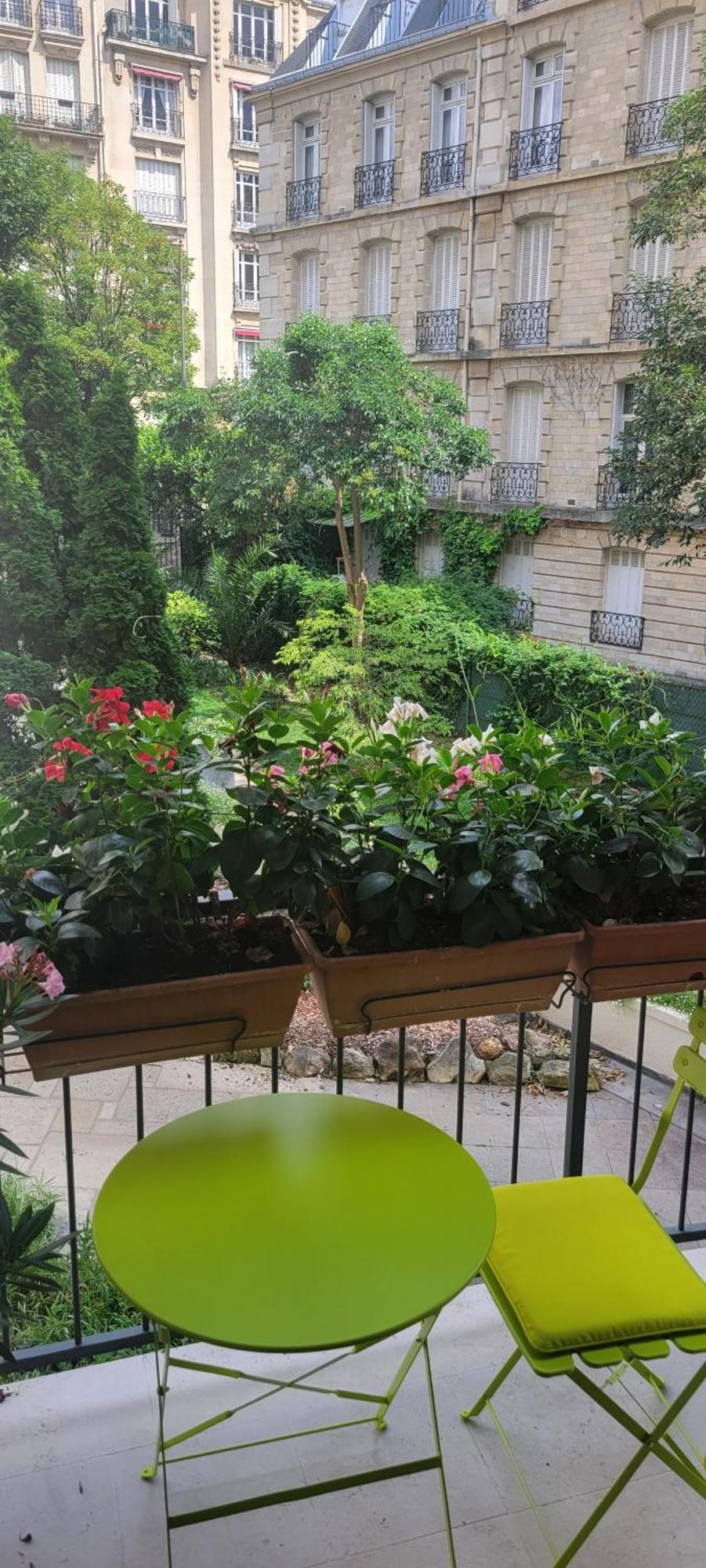 Chic Trocadero Apartment Paris