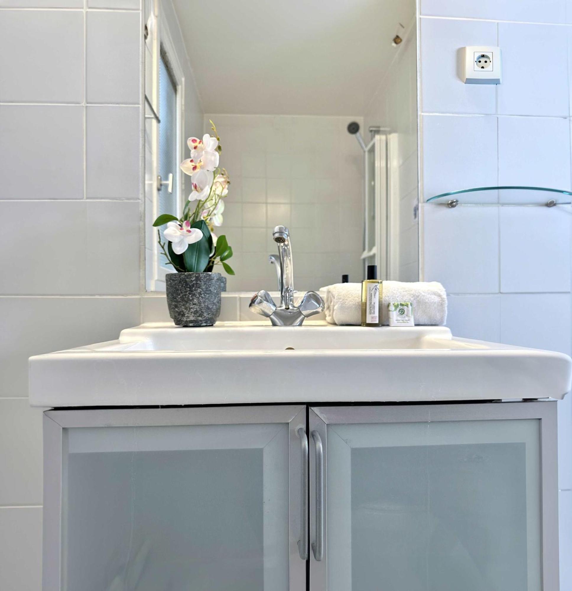 Beautiful Calm In Le Marais Apartment *