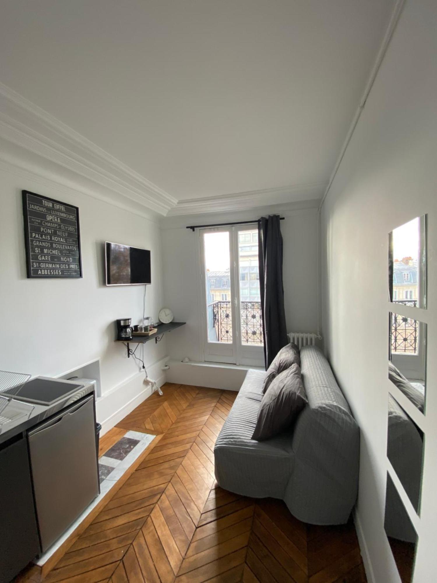 12m2 With View On Eiffel Tower * Paris