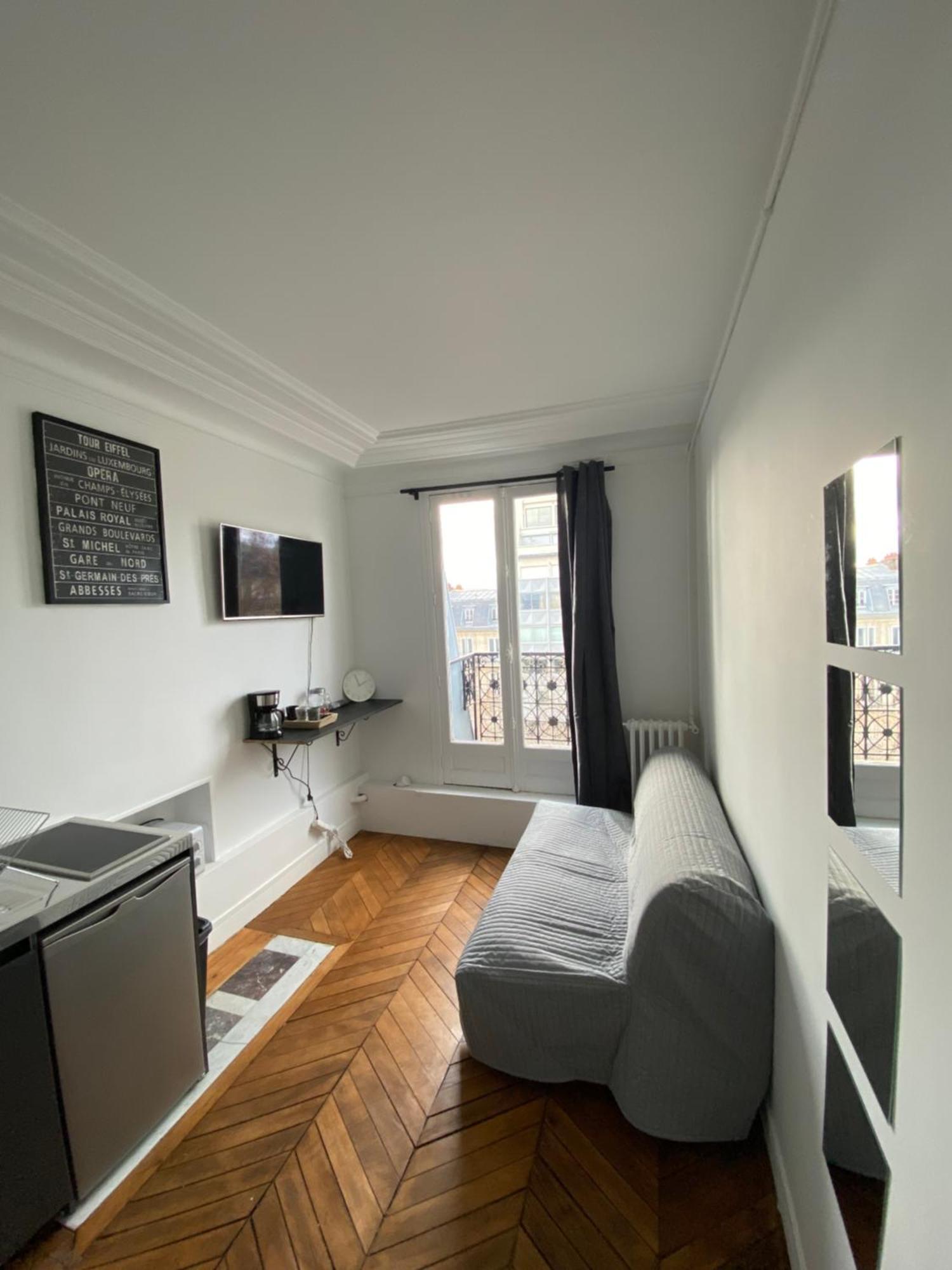 Apartment 12m2 With View On Eiffel Tower