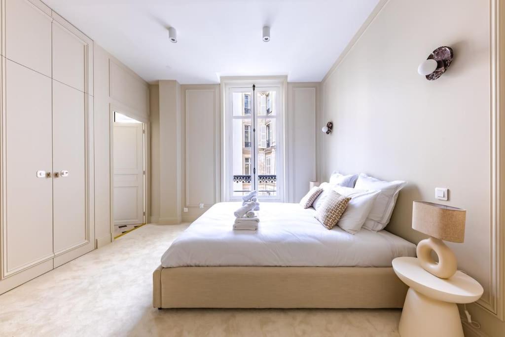 Arc De Triomphe Luxury 3 Bed 3,5 Bath Apartment *