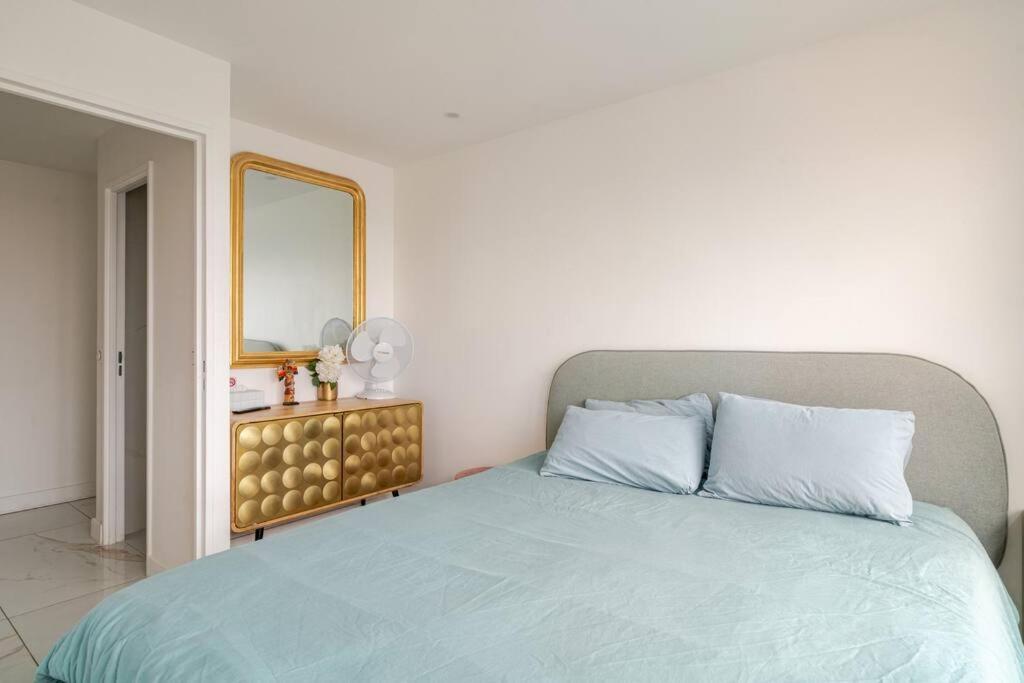 With Amazing View Of With Private Parking *