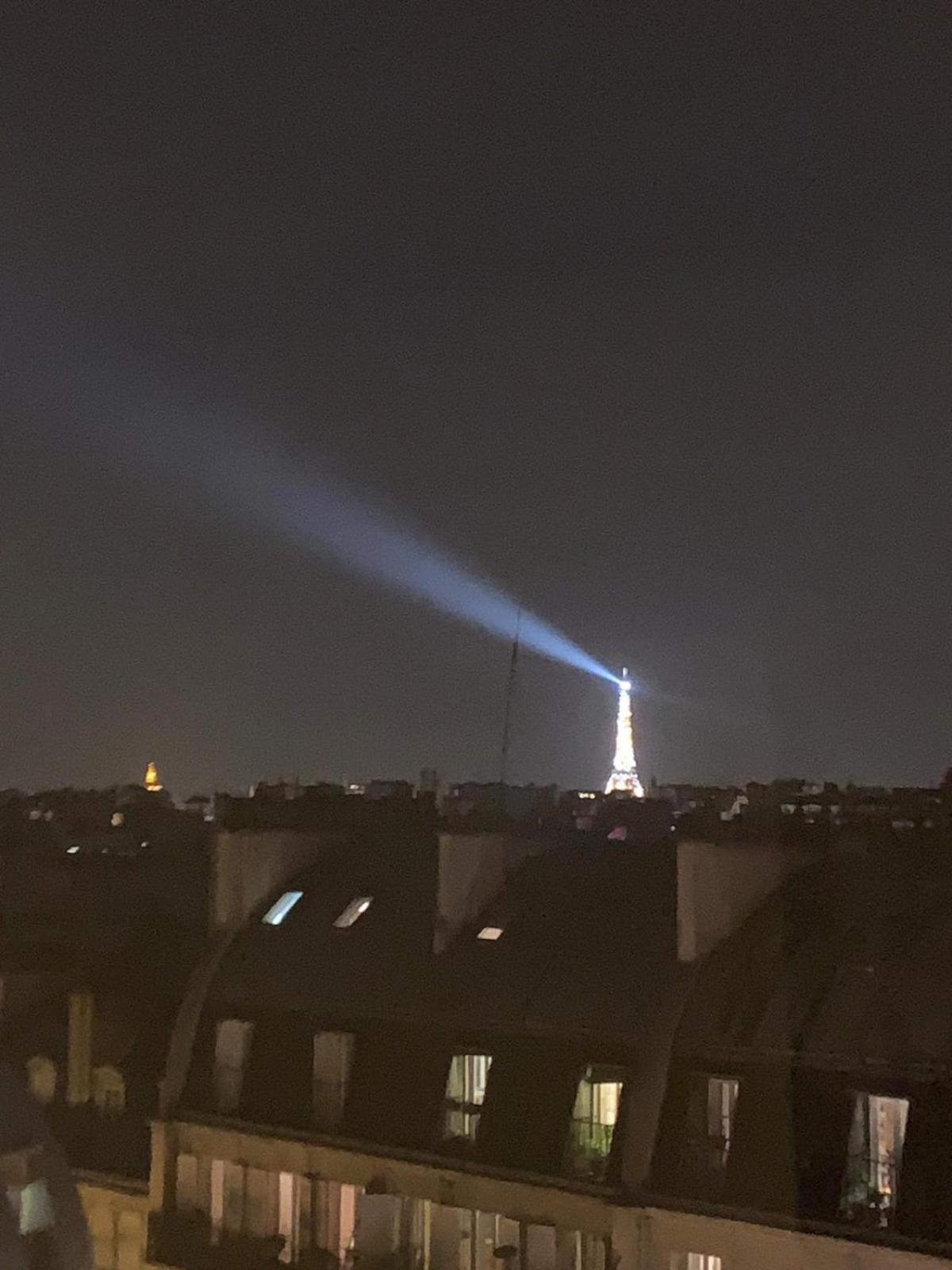 Amazing Eiffel Views At Cool Area *