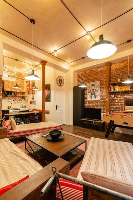 Montmartre Rue Des Martyrs Loft With Ac, 4-7 Peo * Paris