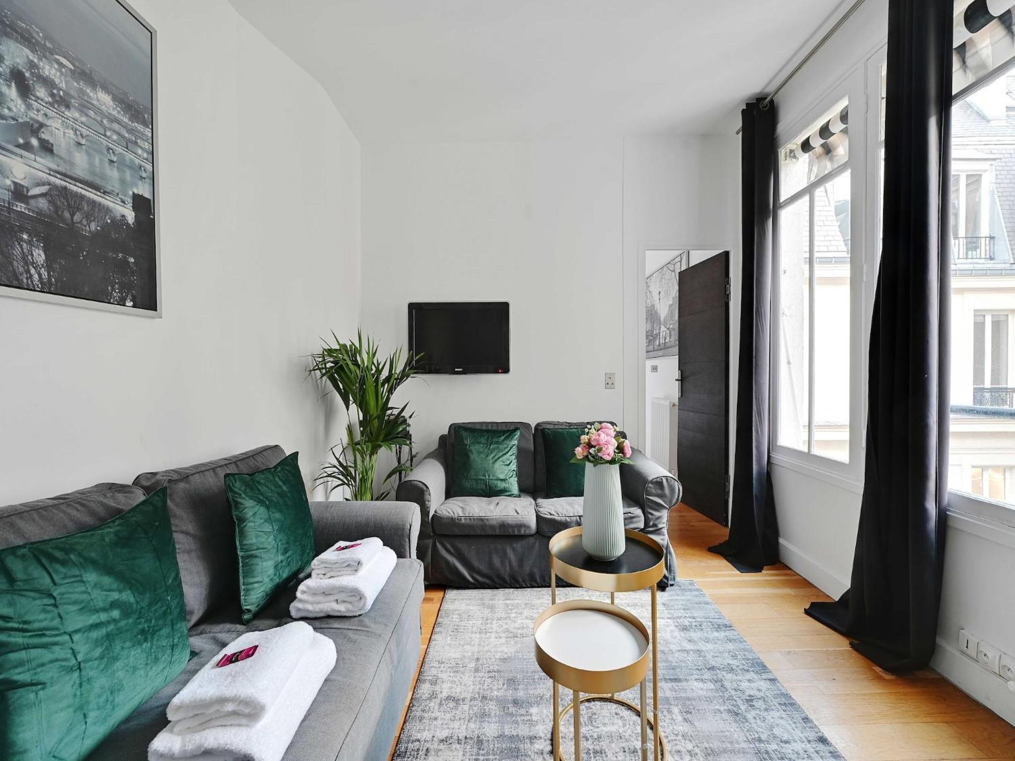 And Quiet 1bdr 8th - Bail Mobilite Apartment *