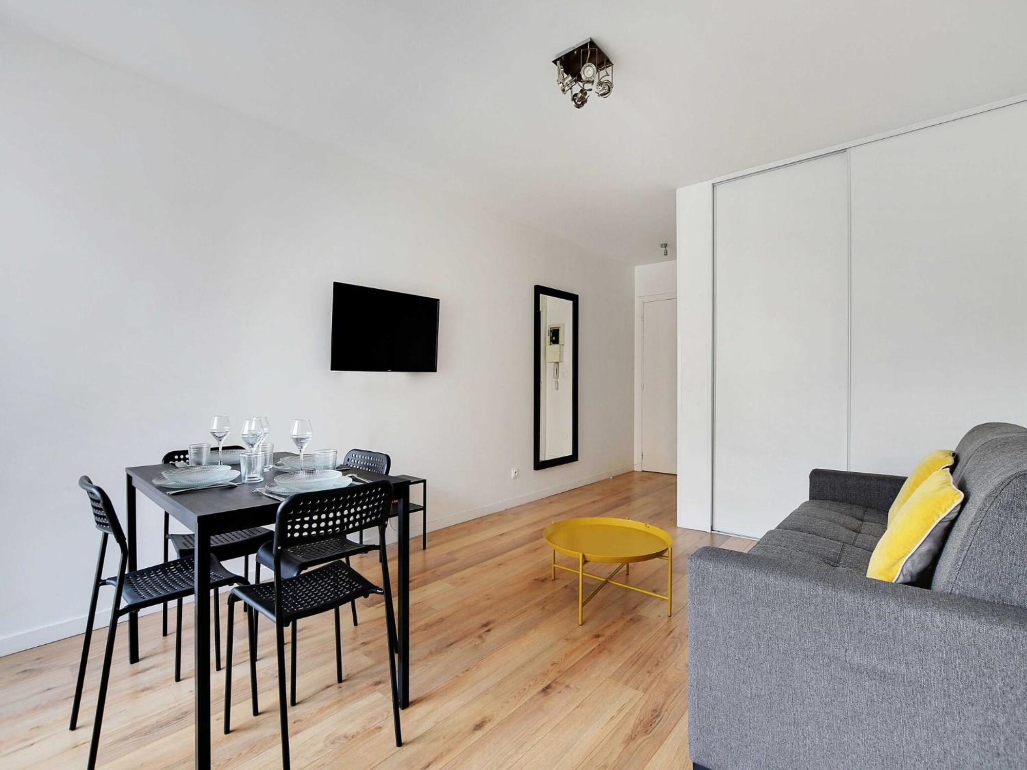 1bdr 3p Balcony - St Maur Voltaire Appartement Paris