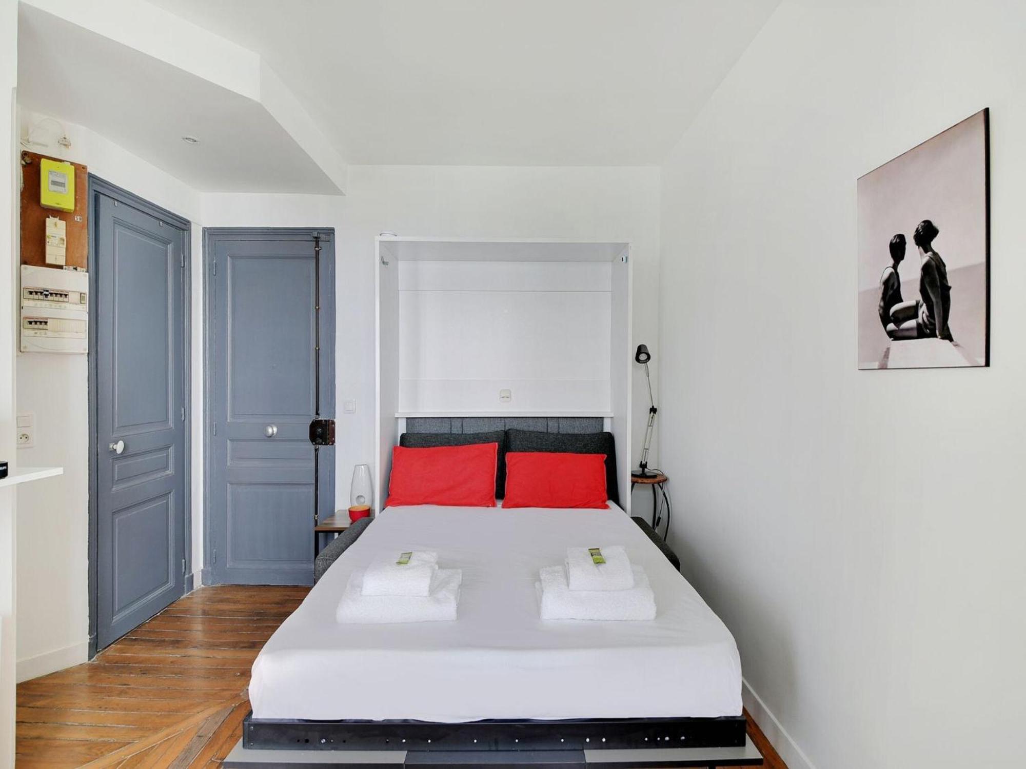 Charming 2p - Canal St Martin Meaux Apartment *
