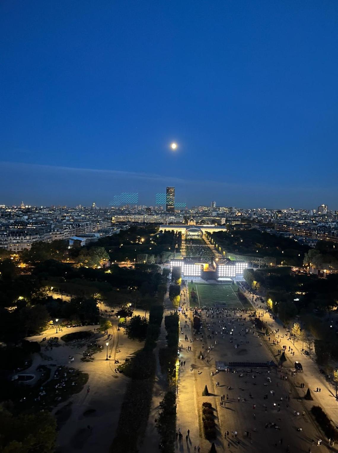 With Near Tour Eiffel Apartment *