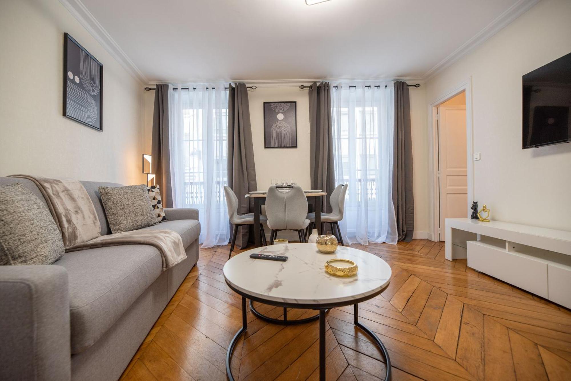 Cia - Rue Du Colisee, Near Champs Elysees Paris