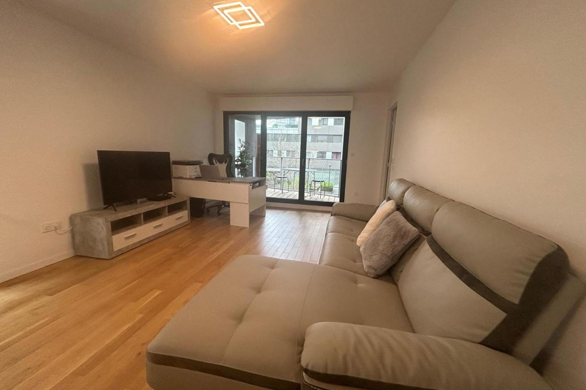 Apartment Spacious Appt With Balcony In The 13th