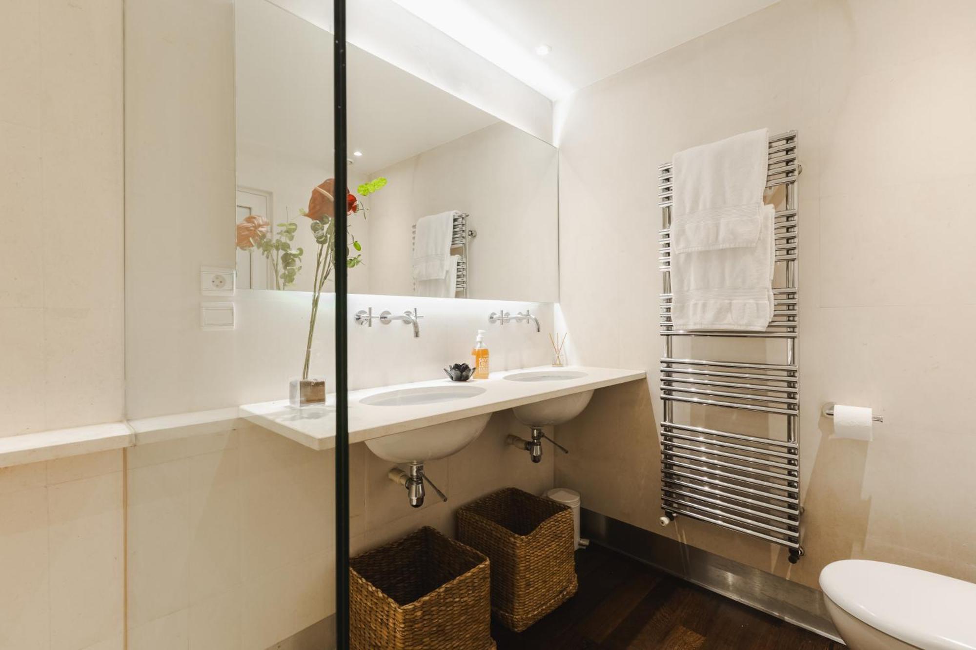 Luxury Two-story Designer Loft In Epicenter - Bright And Spacious Apartment