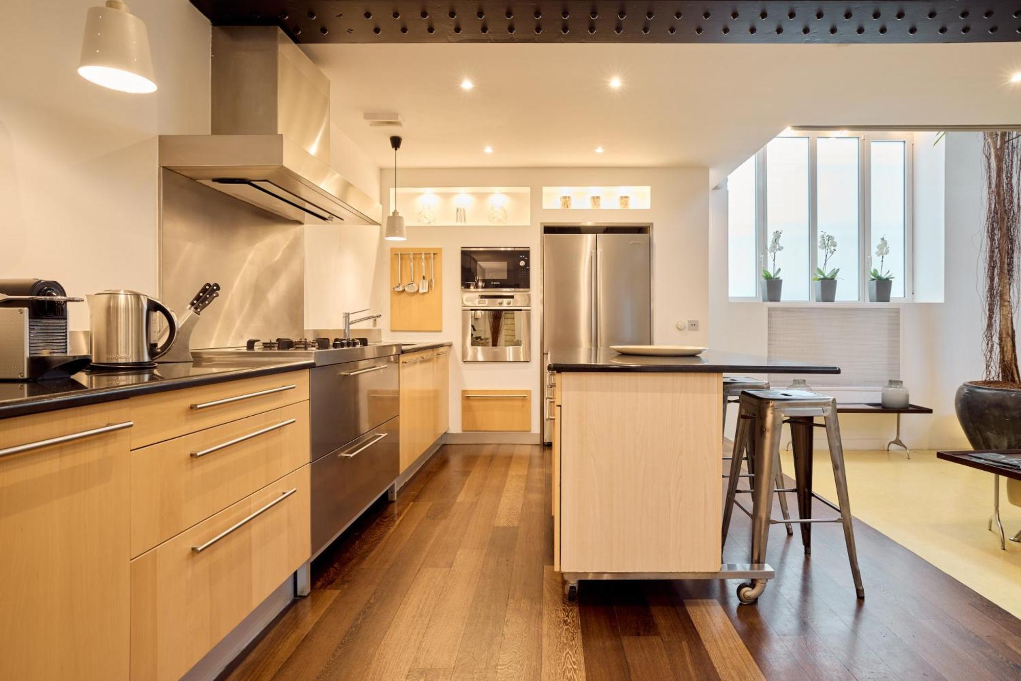 Luxury Two-story Designer Loft In Epicenter - Bright And Spacious