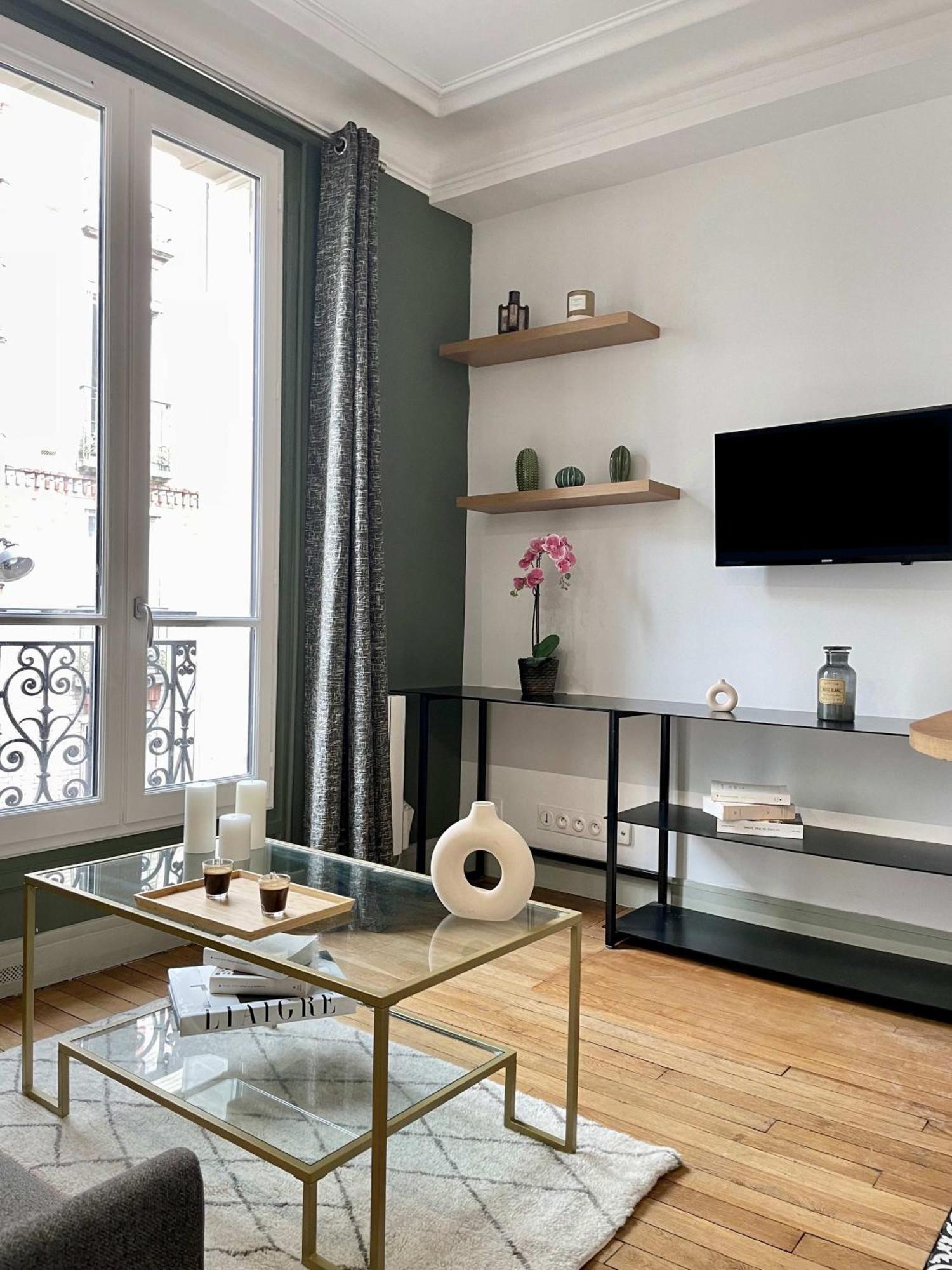 Apartment Eiffel Tower Stylish Retreat