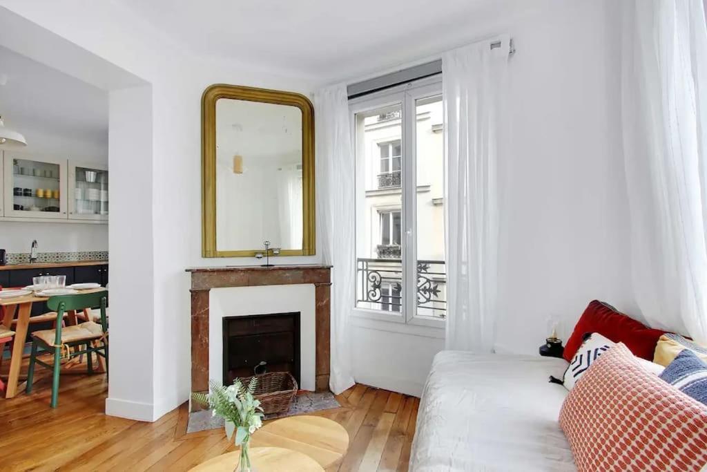 Cosy With 270 Degrees View On Streets * Paris