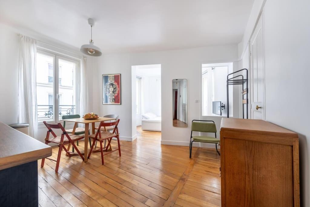 Cosy With 270 Degrees View On Streets Apartment Paris