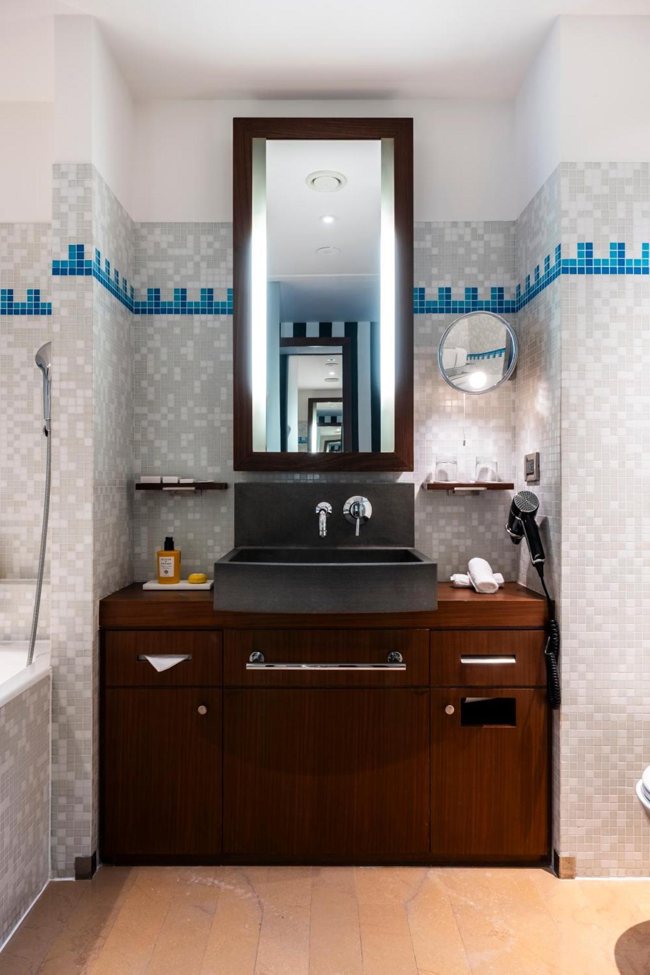 Hotel Radisson Blu Champs-elysées, 5*