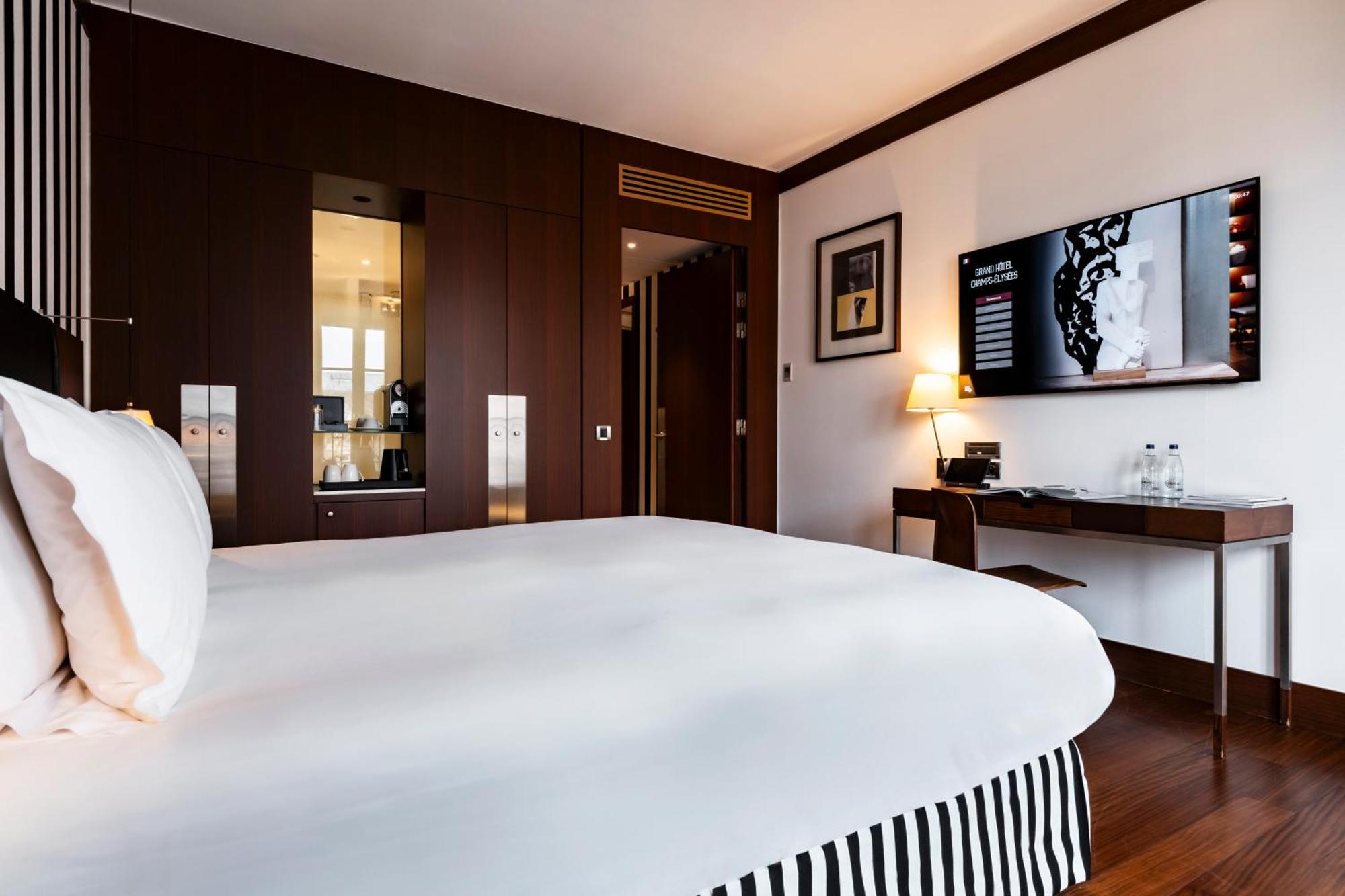 Hotel Radisson Blu Champs-elysées, 5*