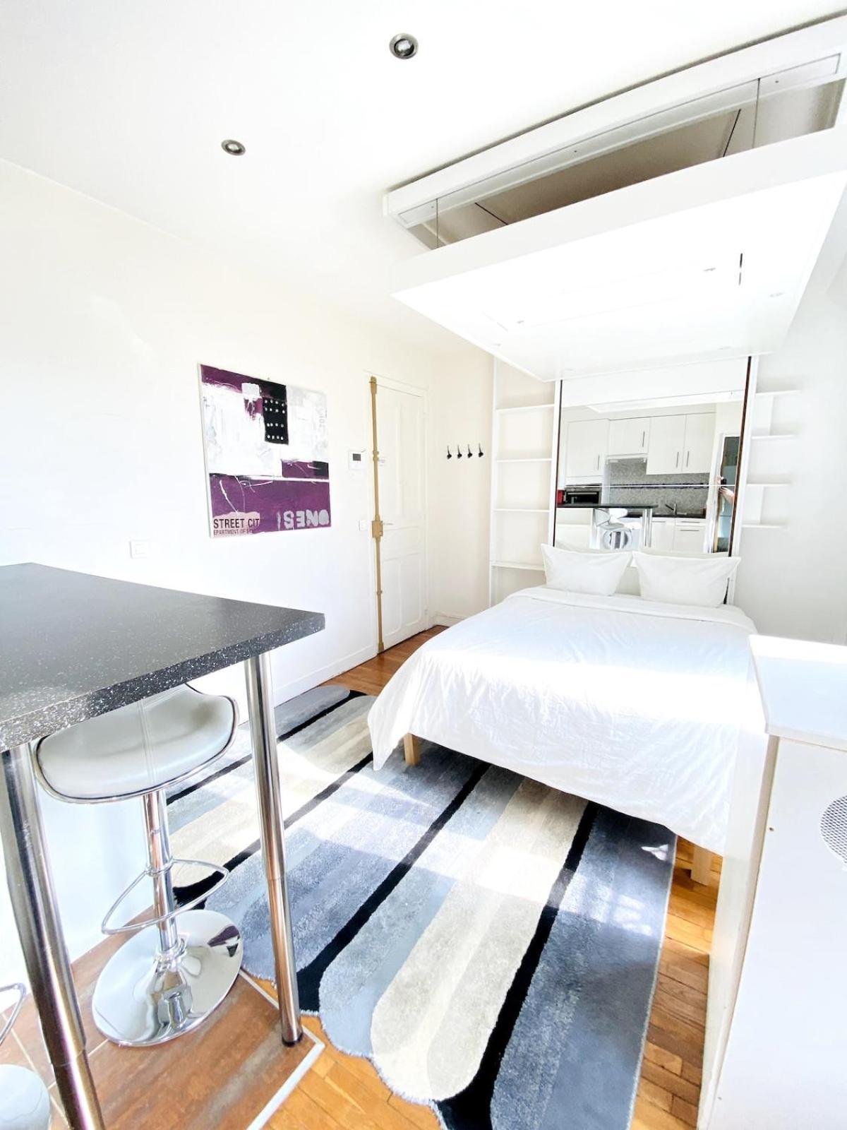 Eiffel Apartment