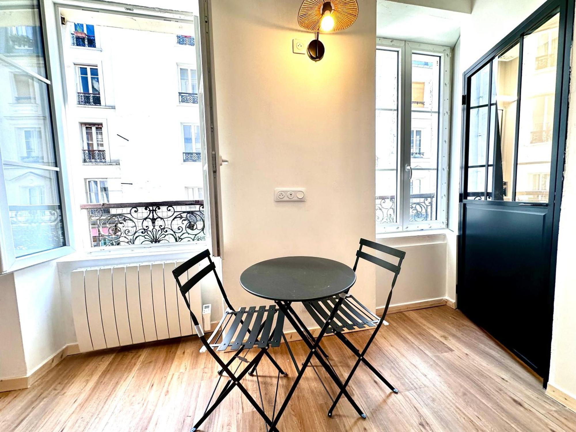 Sunny In The Heart Of 11eme Apartment