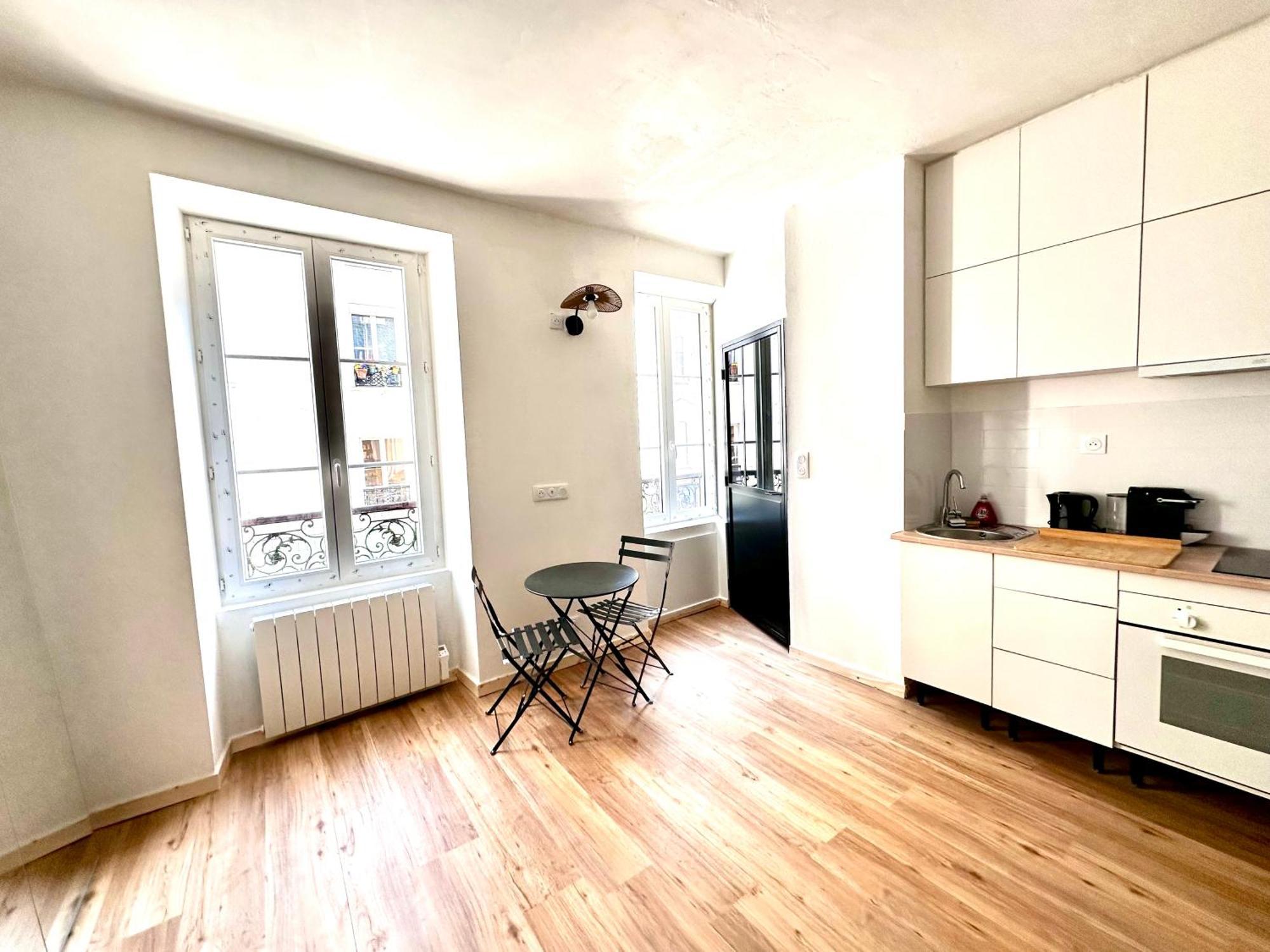 Sunny In The Heart Of 11eme Apartment