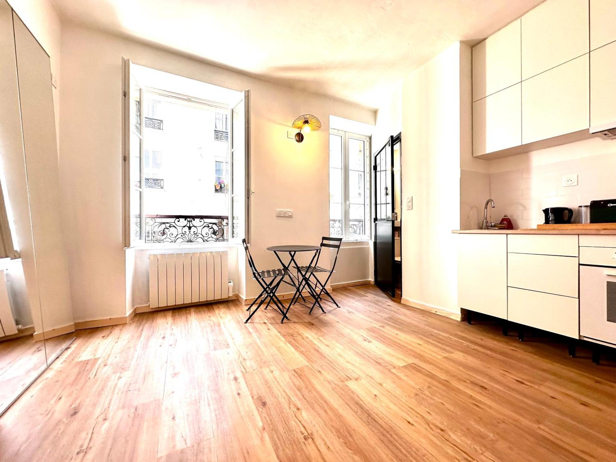 Sunny In The Heart Of 11eme Apartment *