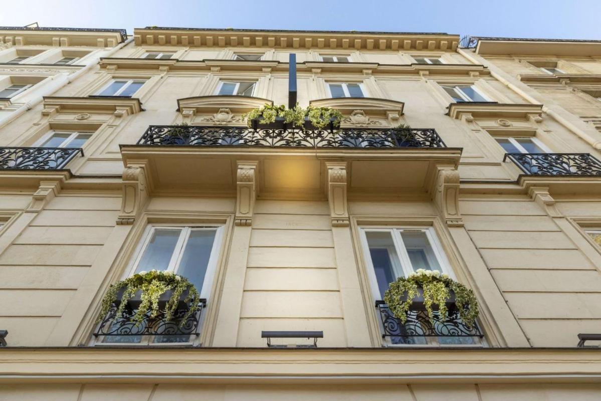 Luxury Montaigne Apartment Paris
