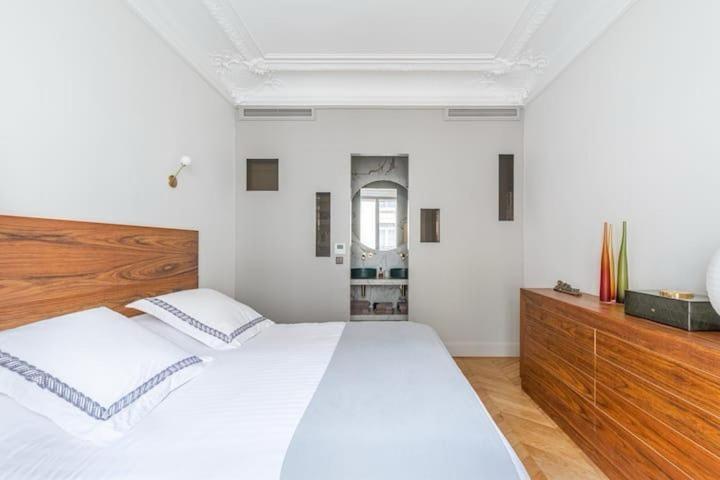 Apartment Luxury Montaigne Paris