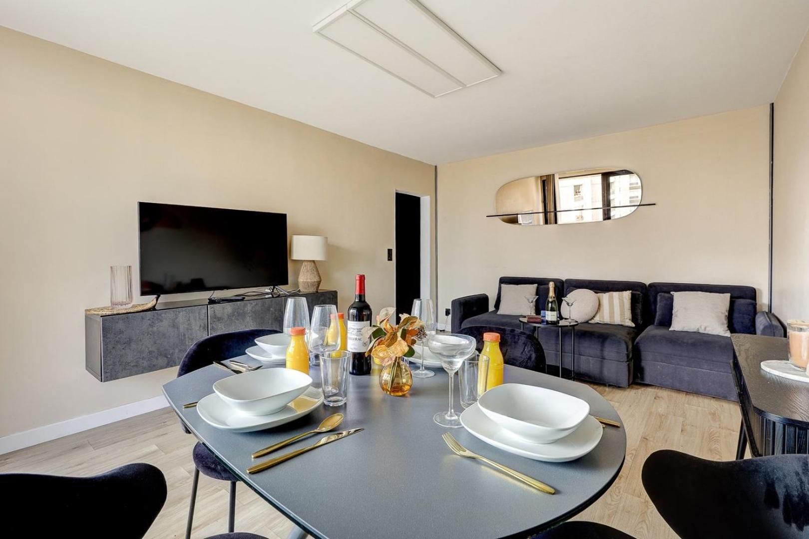 5020 Curial - Chic 19th Apartment