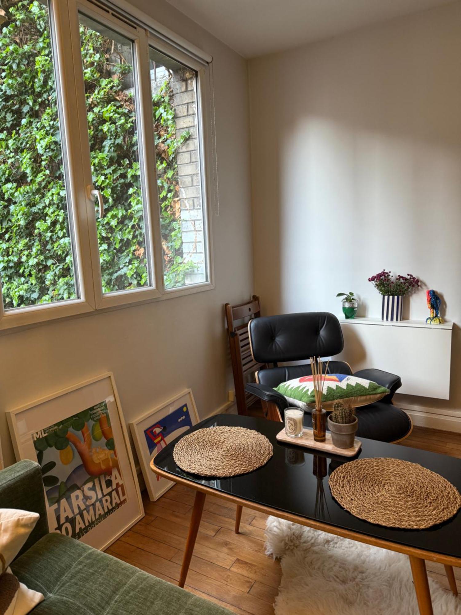 - Montmartre Apartment