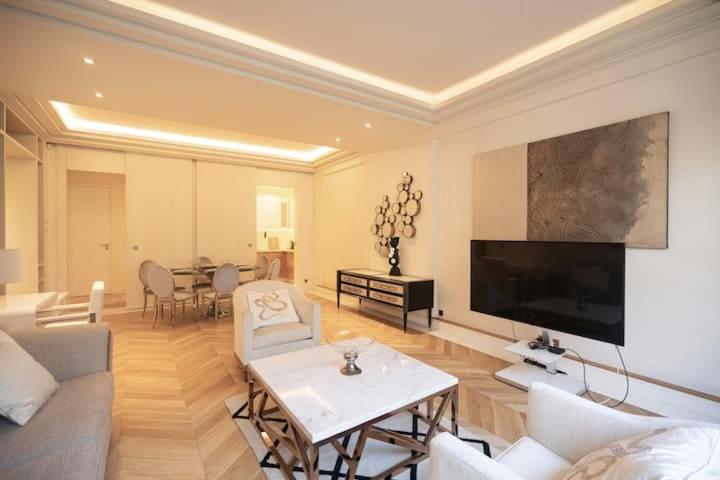 Luxury Montaigne Apartment *