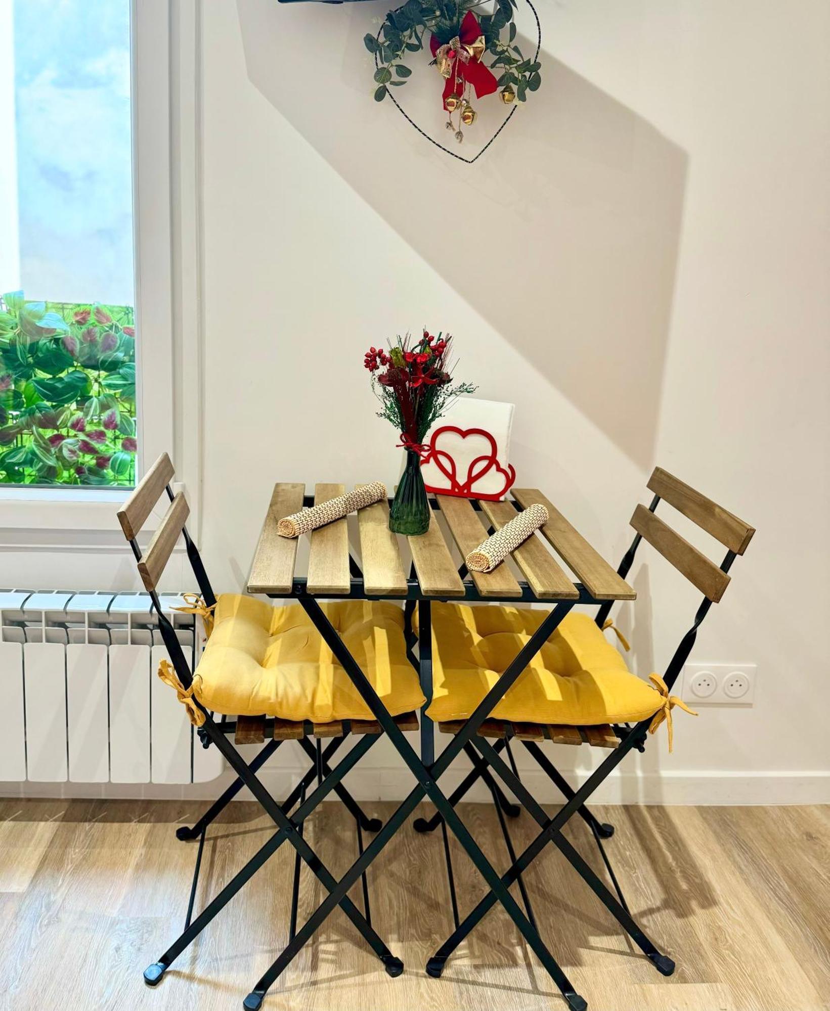 Amelie Poulain Studio In Heart Of Montmartre Apartment Paris