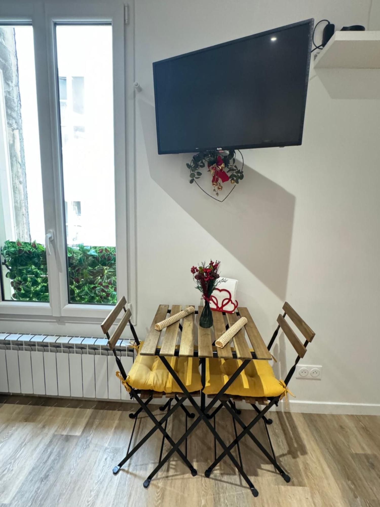 Amelie Poulain Studio In Heart Of Montmartre Apartment *