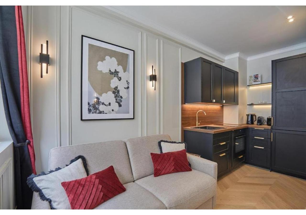 Eiffel Tower Invalides Apartment