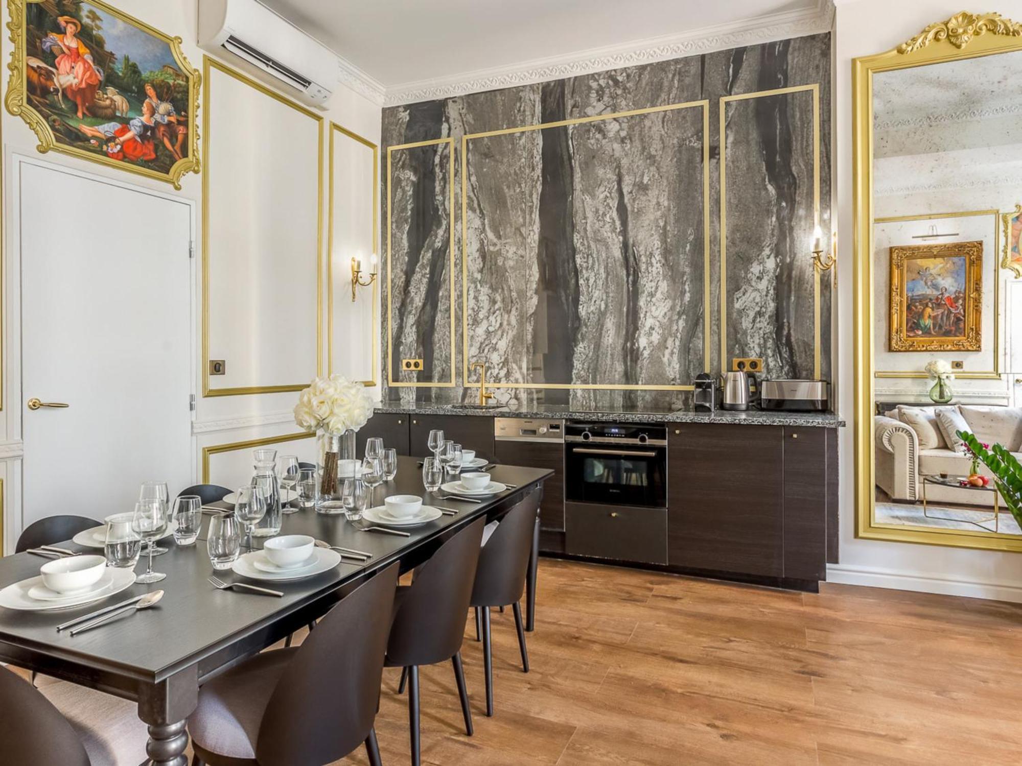 Royale 3 Bedroom, 2 Bathroom With Ac - Louvre Appartement