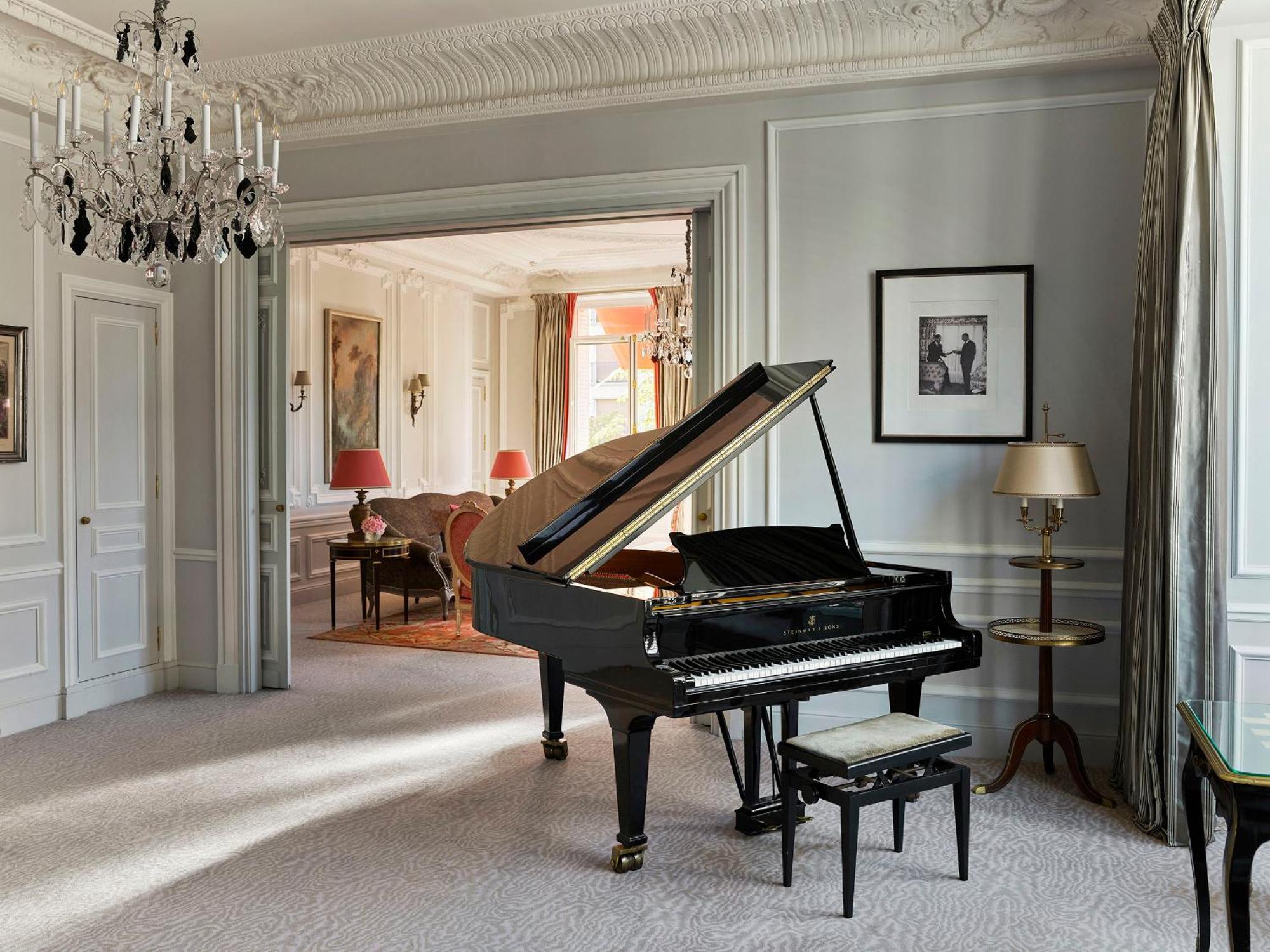 Plaza Athenee - Dorchester Collection Hotel