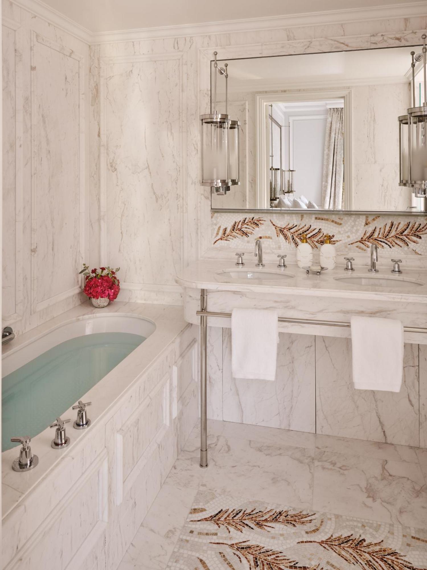 Plaza Athenee - Dorchester Collection Paris