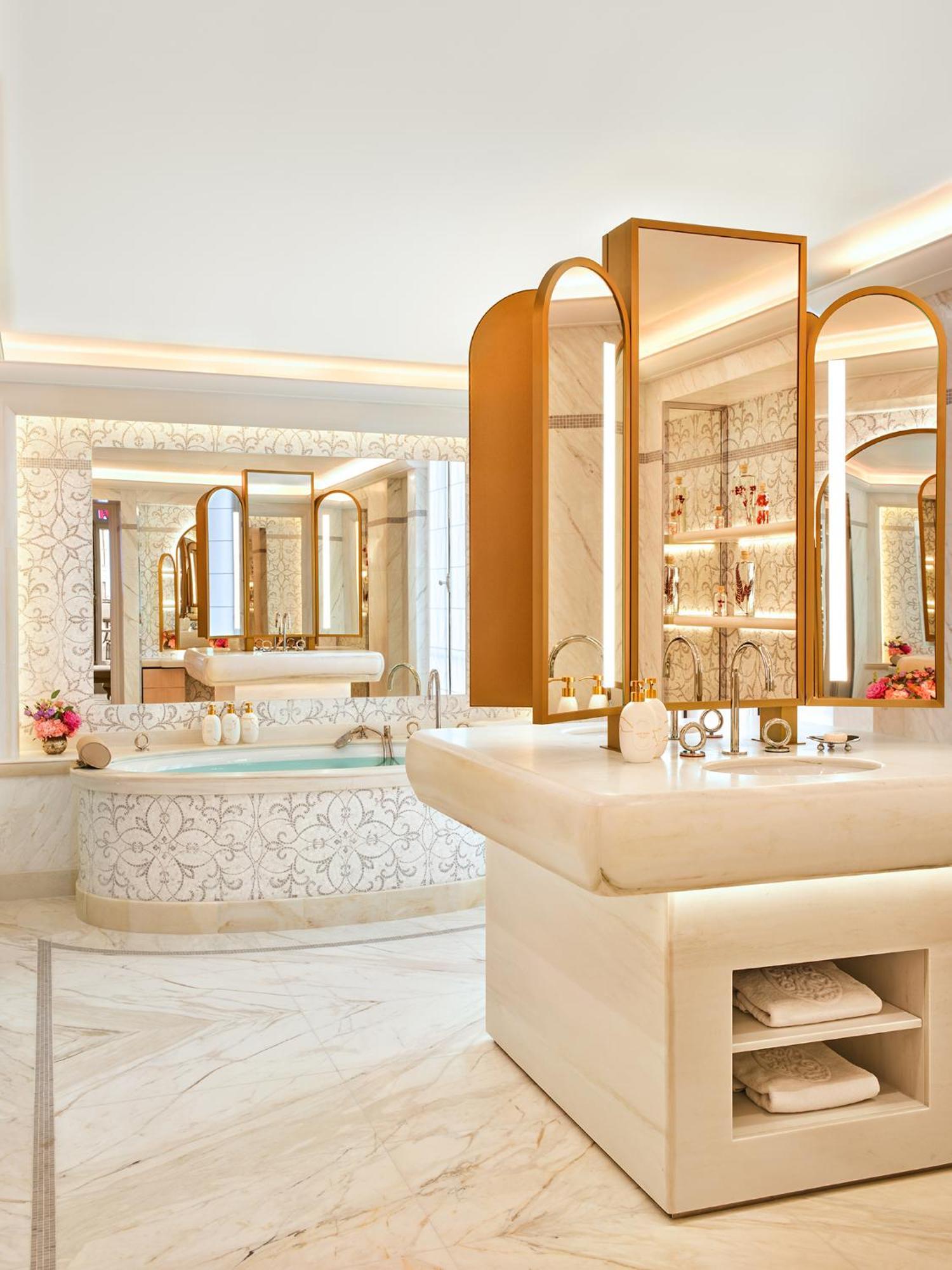 Plaza Athenee - Dorchester Collection Paris