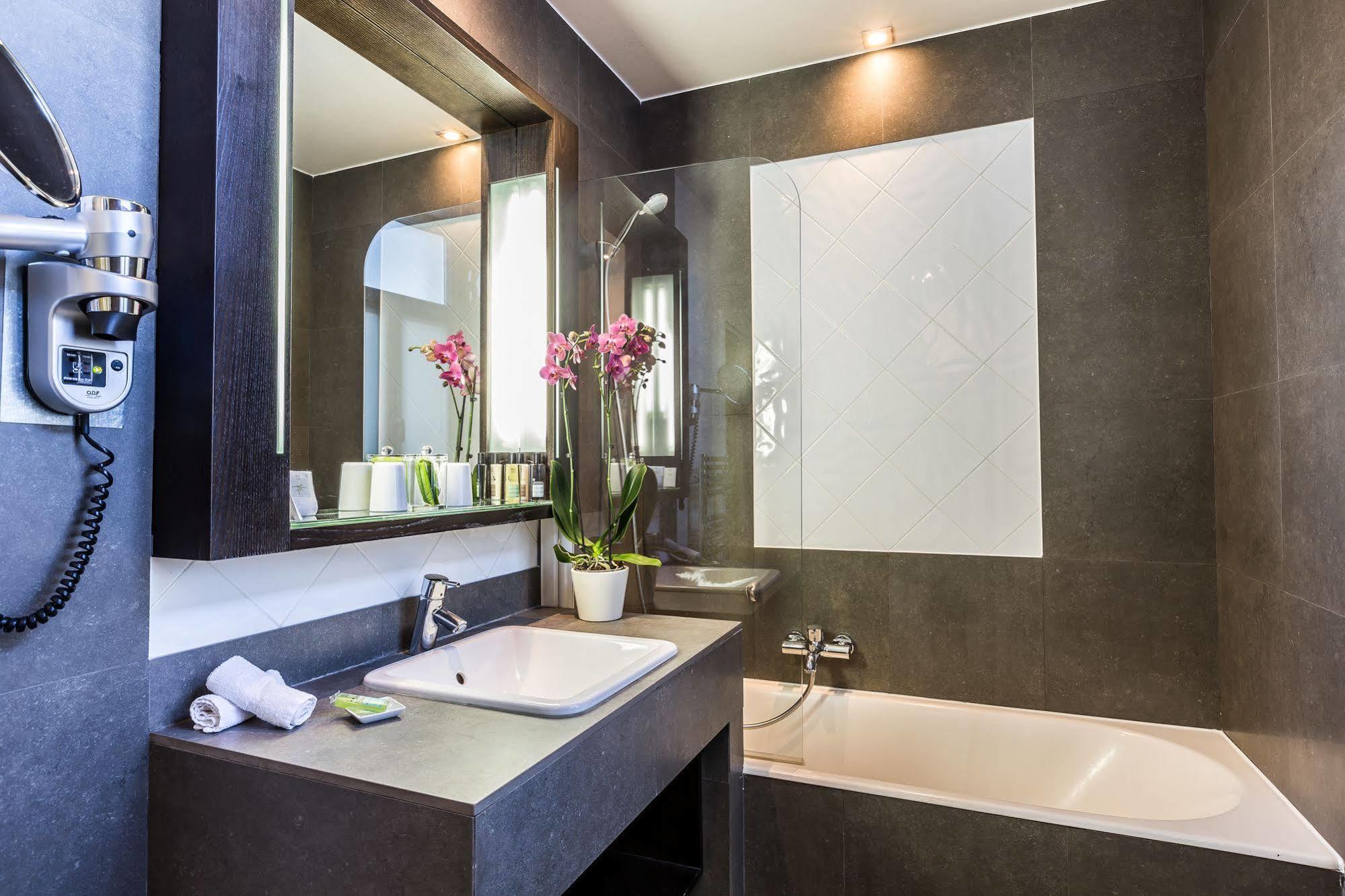 Hotel Duret Champs Elysees Paris
